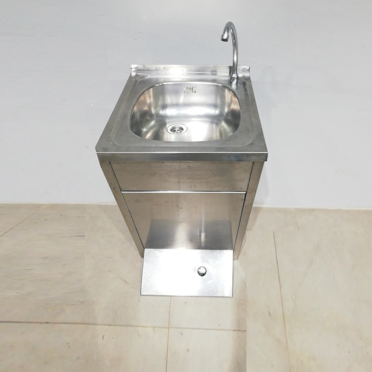 Pica de pedal d'acer inoxidable de 45x50x88cm procedent d'una empresa en tancament