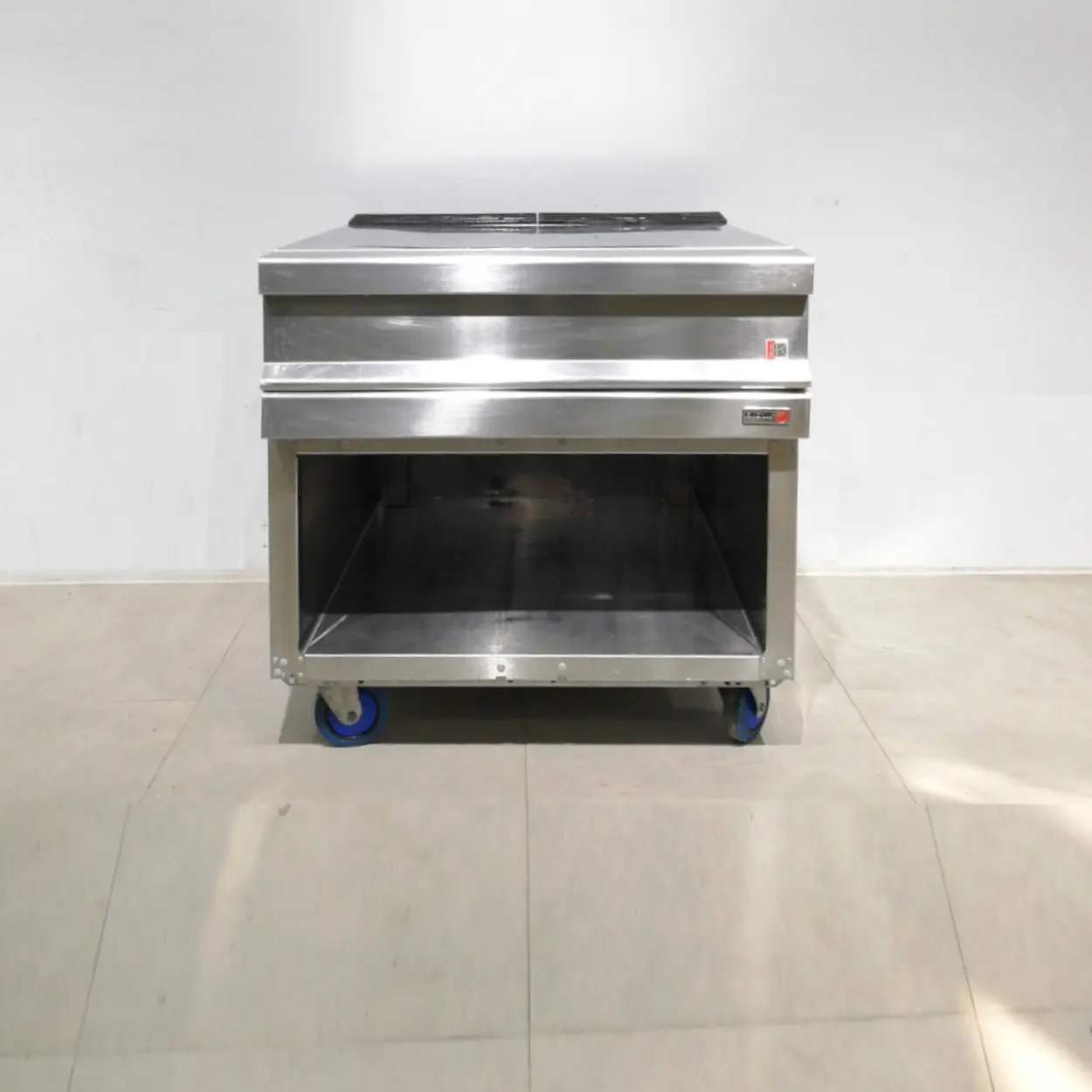 Taula neutra FAGOR de 85x90x87cm amb rodes d'acer inoxidable de segona mà en venda a cabauoportunitats.com