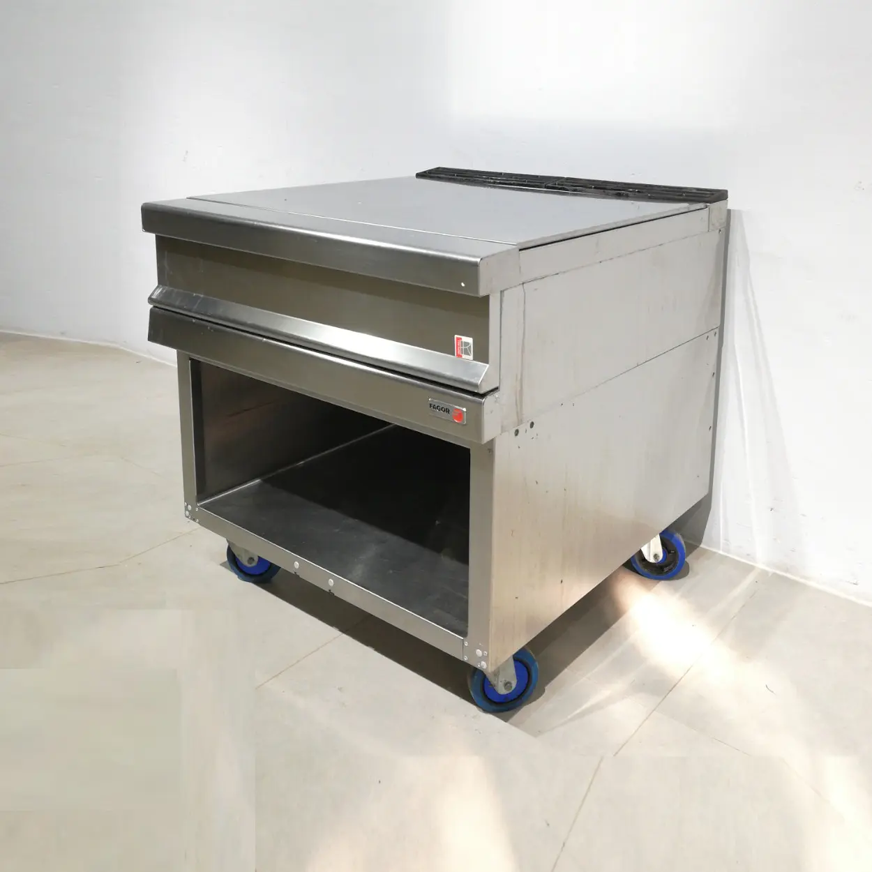 Taula neutra FAGOR de 85x90x87cm amb rodes d'acer inoxidable de segona mà en venda a cabauoportunitats.com