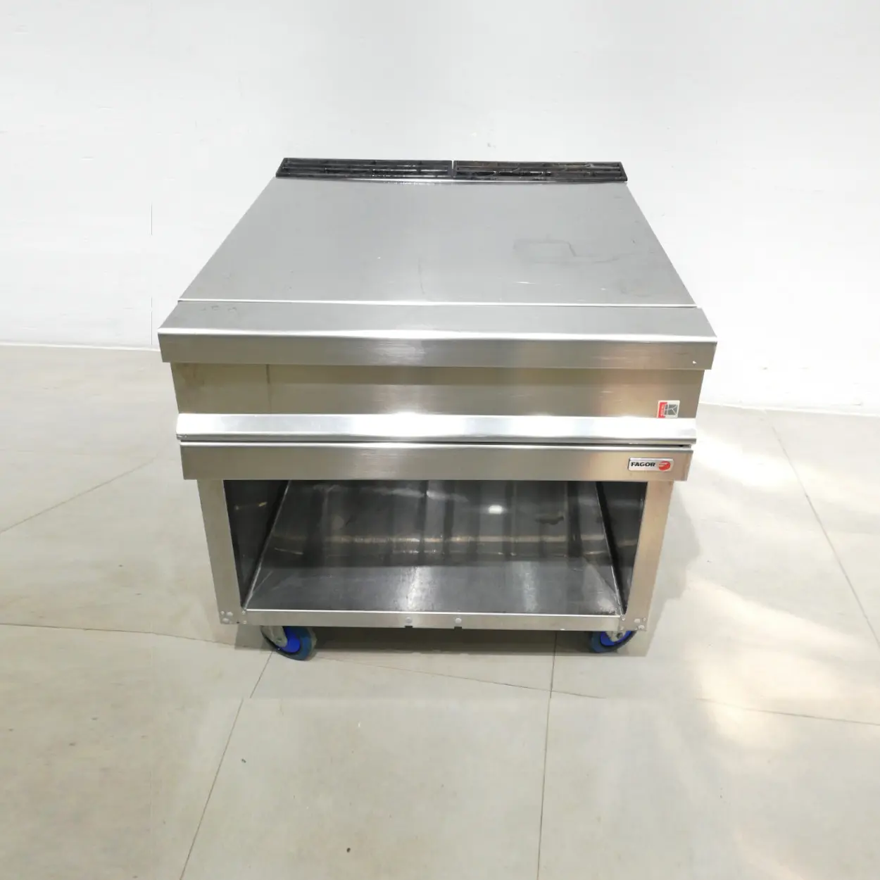 Taula neutra FAGOR de 85x90x87cm amb rodes d'acer inoxidable de segona mà en venda a cabauoportunitats.com