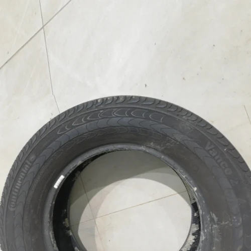 Neumático CONTINENTAL VANCO 235/65 R16C de segunda mano en buen estado