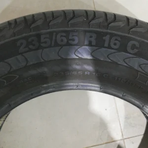 Neumático CONTINENTAL VANCO 235/65 R16C de segunda mano en buen estado