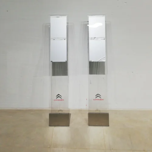 Letrero publicitario de la marca CITROËN (25x27x140 cm), habitual en sus talleres asociadosRètol publicitari de la marca CITROËN (25x27x140) habitual als seus tallers associats
