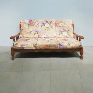 Sofá de ocasión de estilo provenzal muy elegante de tres plazas (176x81x92cm)