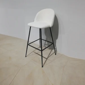 Tamborets entapissat amb llana blanca de 40x45x89cm de segona mà en bon estat