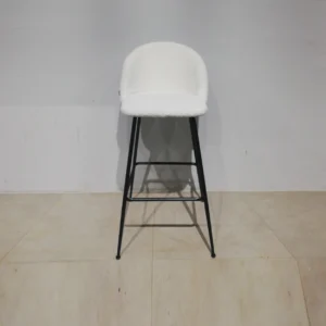 Tamborets entapissat amb llana blanca de 40x45x89cm de segona mà en bon estat