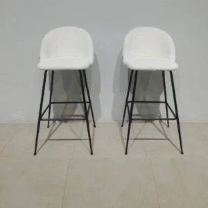 Tamborets entapissat amb llana blanca de 40x45x89cm de segona mà en bon estat