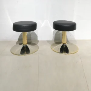 Tamborets de bar de pell negra i peu de llautó (40x48x48cm) d'ocasió de segona mà