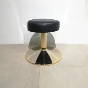 Tamborets de bar de pell negra i peu de llautó (40x48x48cm) d'ocasió de segona mà