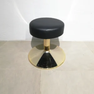 Tamborets de bar de pell negra i peu de llautó (40x48x48cm) d'ocasió de segona mà