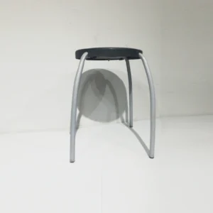 Taburete de ocasión (48x48x44cm) hecho de plástico negro y patas de acero de segunda mano