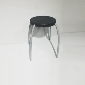 Taburete de ocasión (48x48x44cm) hecho de plástico negro y patas de acero de segunda mano