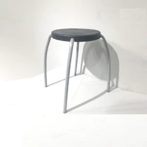 Taburete de ocasión (48x48x44cm) hecho de plástico negro y patas de acero de segunda mano