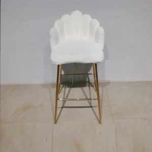 Taburetes tapizados en lana blanca y patas de acero dorado de 52x50x103 cm de segunda mano 