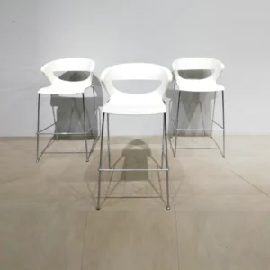 Tamborets d'ocasió fets de plàstic blanc i potes de tub d'acer 55x46x102cm de segona mà en bon estat