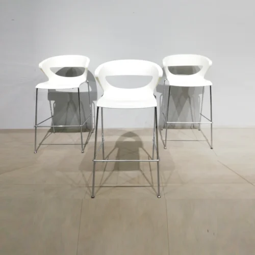 Tamborets d'ocasió fets de plàstic blanc i potes de tub d'acer 55x46x102cm de segona mà en bon estat