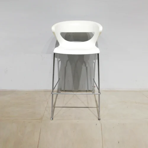 Tamborets d'ocasió fets de plàstic blanc i potes de tub d'acer 55x46x102cm de segona mà en bon estat
