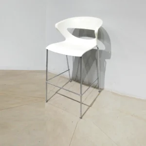 Tamborets d'ocasió fets de plàstic blanc i potes de tub d'acer 55x46x102cm de segona mà en bon estat