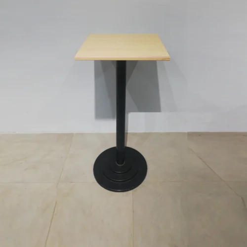 Mesa alta para bar 50x50x110 cm procedente de una empresa en cierre