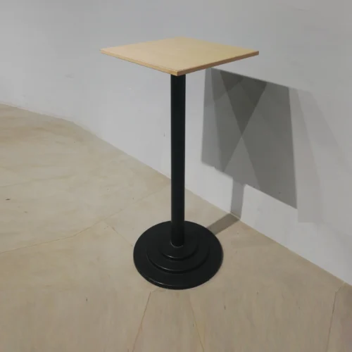 Mesa alta para bar 50x50x110 cm procedente de una empresa en cierre