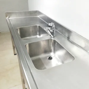 Pica d'inox amb potes, 2 aigüeres i aixeta de 230x70x99cm perfecta per a ús professional