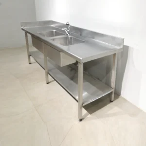 Pica d'inox amb potes, 2 aigüeres i aixeta de 230x70x99cm perfecta per a ús professional