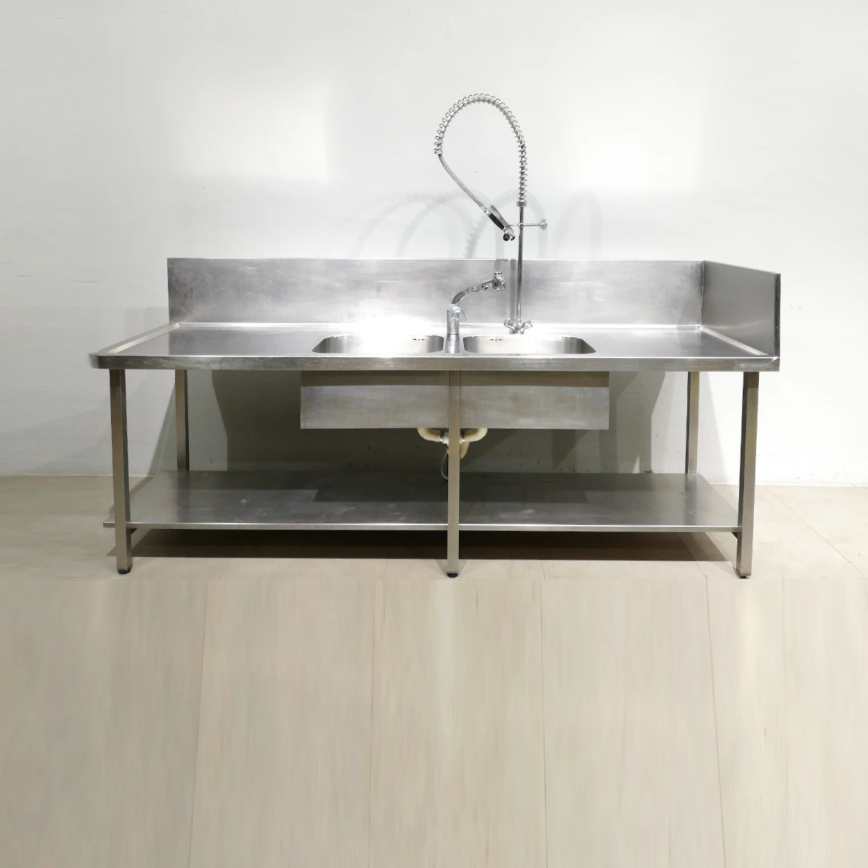 Pica d'inox amb potes, 2 aigüeres i 2 aixetes de 245x70x115cm perfecta per a ús professional