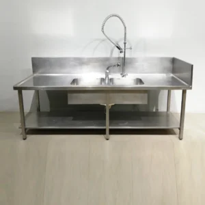 Pica d'inox amb potes, 2 aigüeres i 2 aixetes de 245x70x115cm perfecta per a ús professional