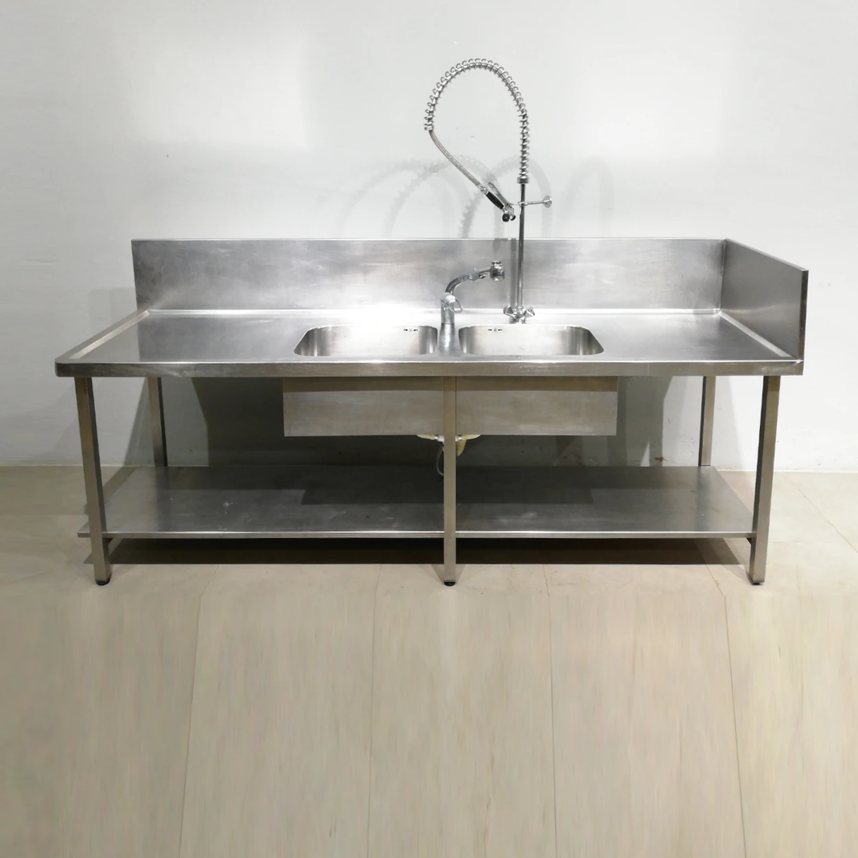 Pica d'inox amb potes, 2 aigüeres i 2 aixetes de 245x70x115cm perfecta per a ús professional