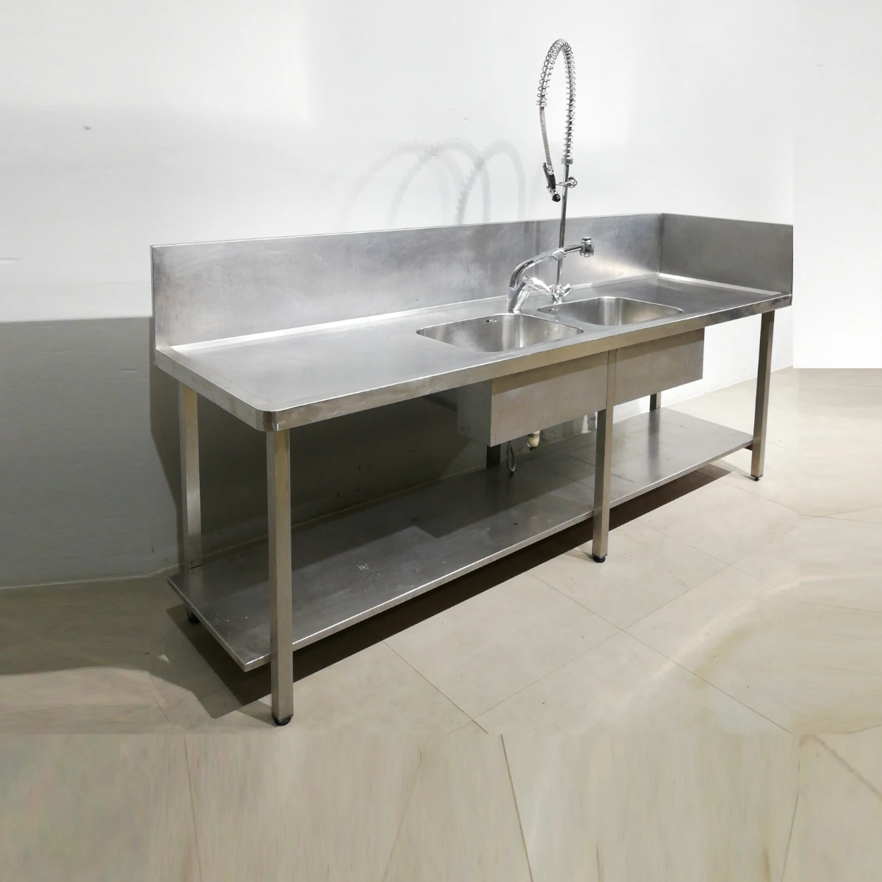 Pica d'inox amb potes, 2 aigüeres i 2 aixetes de 245x70x115cm perfecta per a ús professional