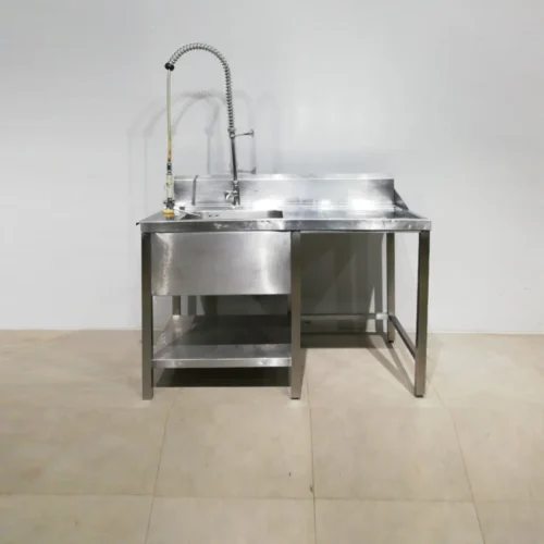 Pica d'inox amb potes i aixeta de dutxa de 133x70x103 cm perfecta per a ús professional