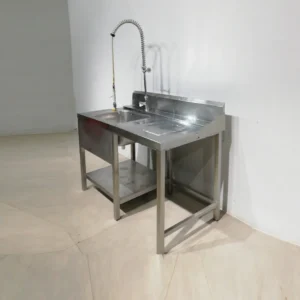 Pica d'inox amb potes i aixeta de dutxa de 133x70x103 cm perfecta per a ús professional