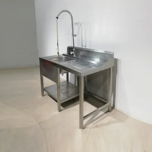 Pica d'inox amb potes i aixeta de dutxa de 133x70x103 cm perfecta per a ús professional
