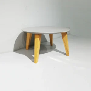 Mesa de centro redonda de madera ø55x29cm procendente de una empresa en cierre e