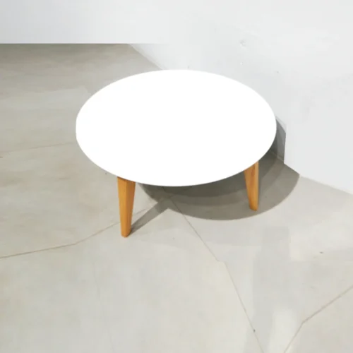 Taula de centre rodona de fusta ø78x36cm procedent d'una empresa en tancament