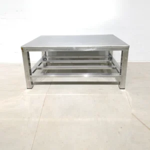 Taula baixa d'inox de 80x50x37cm de gran qualitat i resistència en bon estat