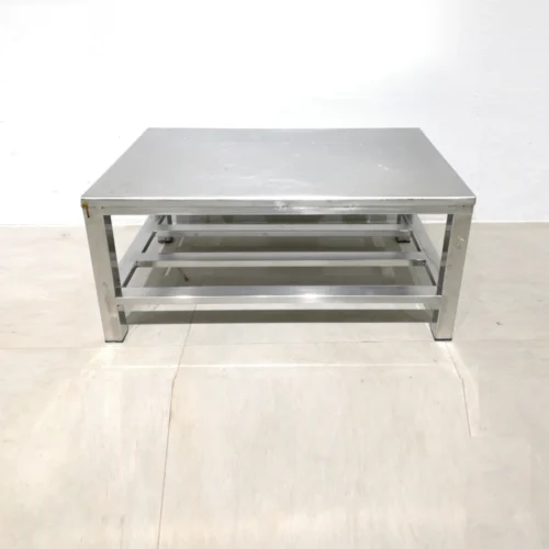 Taula baixa d'inox de 80x50x37cm de gran qualitat i resistència en bon estat