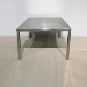 Taula baixa d'inox de 80x75x50cm de gran qualitat i resistència en bon estat
