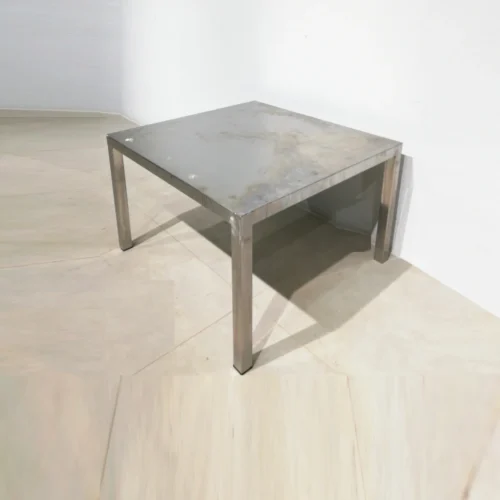 Taula baixa d'inox de 80x75x50cm de gran qualitat i resistència en bon estat