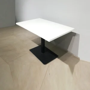 Taula per a bar de 110x70x73cm procedent d'una empresa en tancament en venda a cabauoportunitats.com