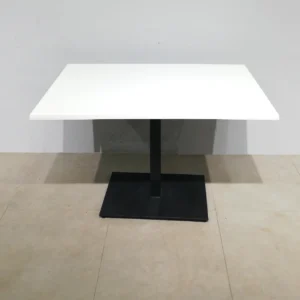 Taula per a bar de 110x70x73cm procedent d'una empresa en tancament en venda a cabauoportunitats.com