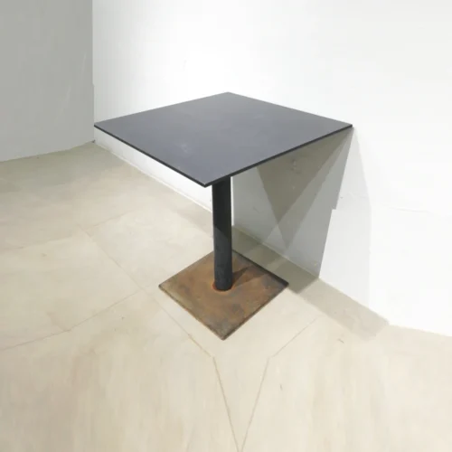Taula de peu central (69x69x75cm) per a bar procedent d’una empresa en tancament