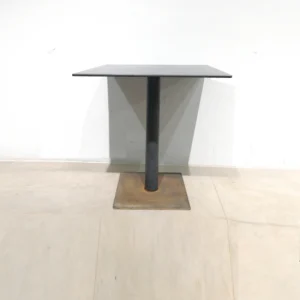 Taula de peu central (69x69x75cm) per a bar procedent d’una empresa en tancament