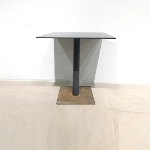 Taula de peu central (69x69x75cm) per a bar procedent d’una empresa en tancament