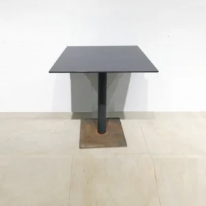 Taula de peu central (69x69x75cm) per a bar procedent d’una empresa en tancament