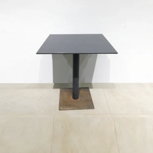 Taula de peu central (69x69x75cm) per a bar procedent d’una empresa en tancament