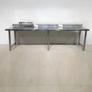Taula de treball d'inox de 283x58x108cm amb 4 endolls de gran qualitat i resistència