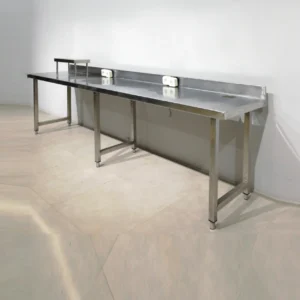 Taula de treball d'inox de 283x58x108cm amb 4 endolls de gran qualitat i resistència