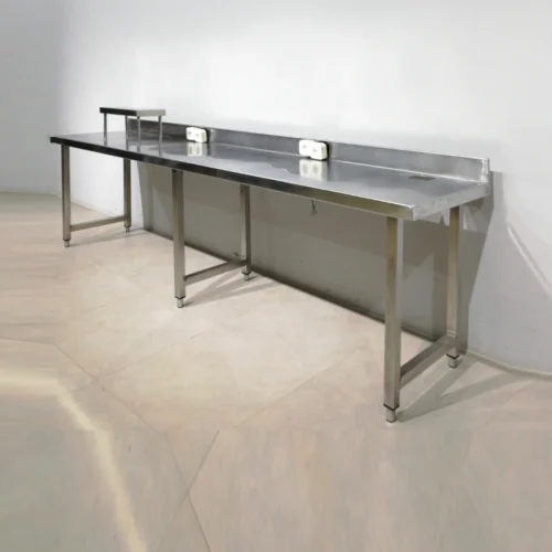 Taula de treball d'inox de 283x58x108cm amb 4 endolls de gran qualitat i resistència