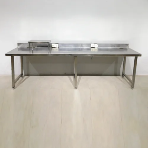 Taula de treball d'inox de 283x58x108cm amb 4 endolls de gran qualitat i resistència